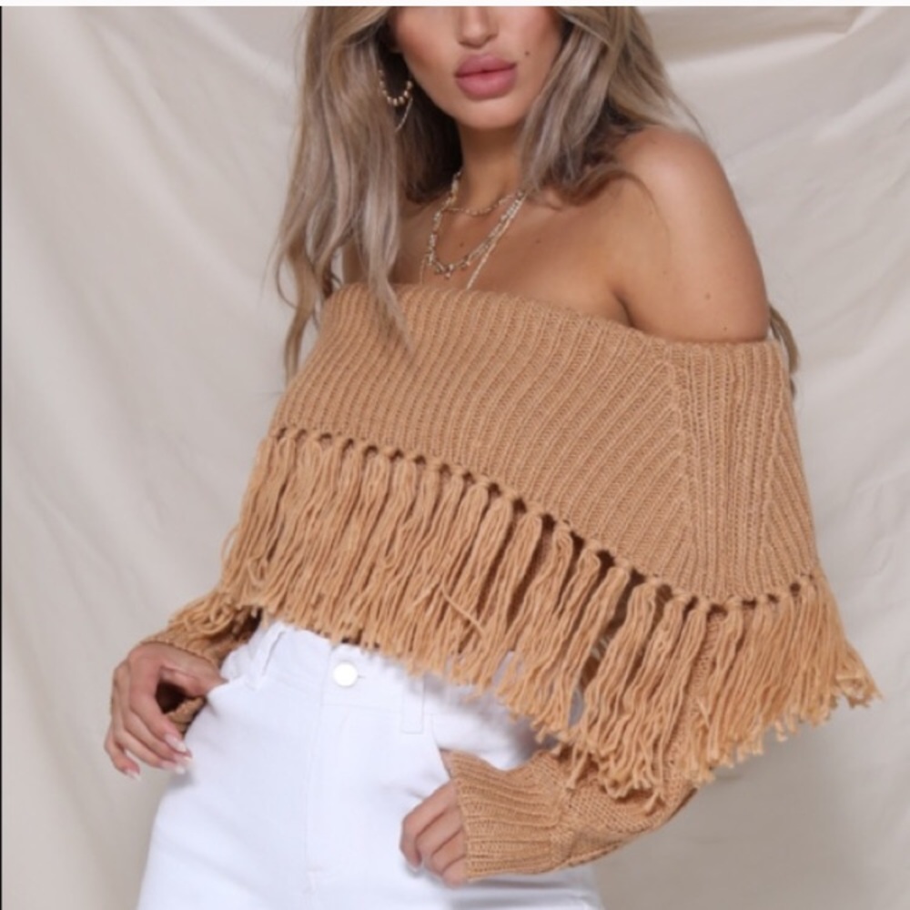 CLOSET CLOSING SALE‼️Gorgeous Fringe Sweater.